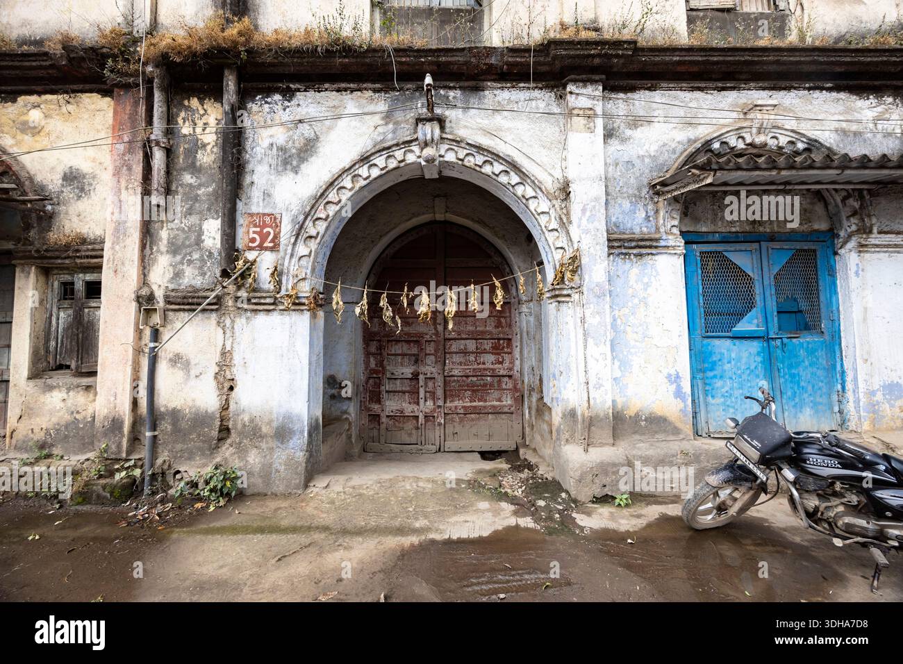 Abandoned house at main street, Junagadh, Gujarat, India, South Asia, Asia Stock Photo