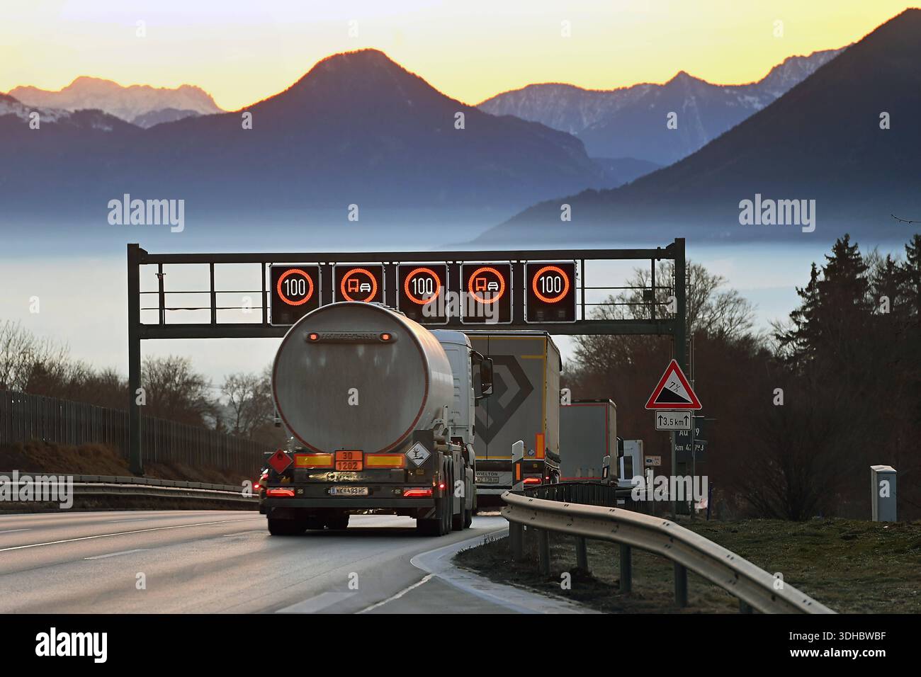 Tempolimit 100,Schilderbruecke,Anzeige, Irschenberg, Autobahn A8 in ...