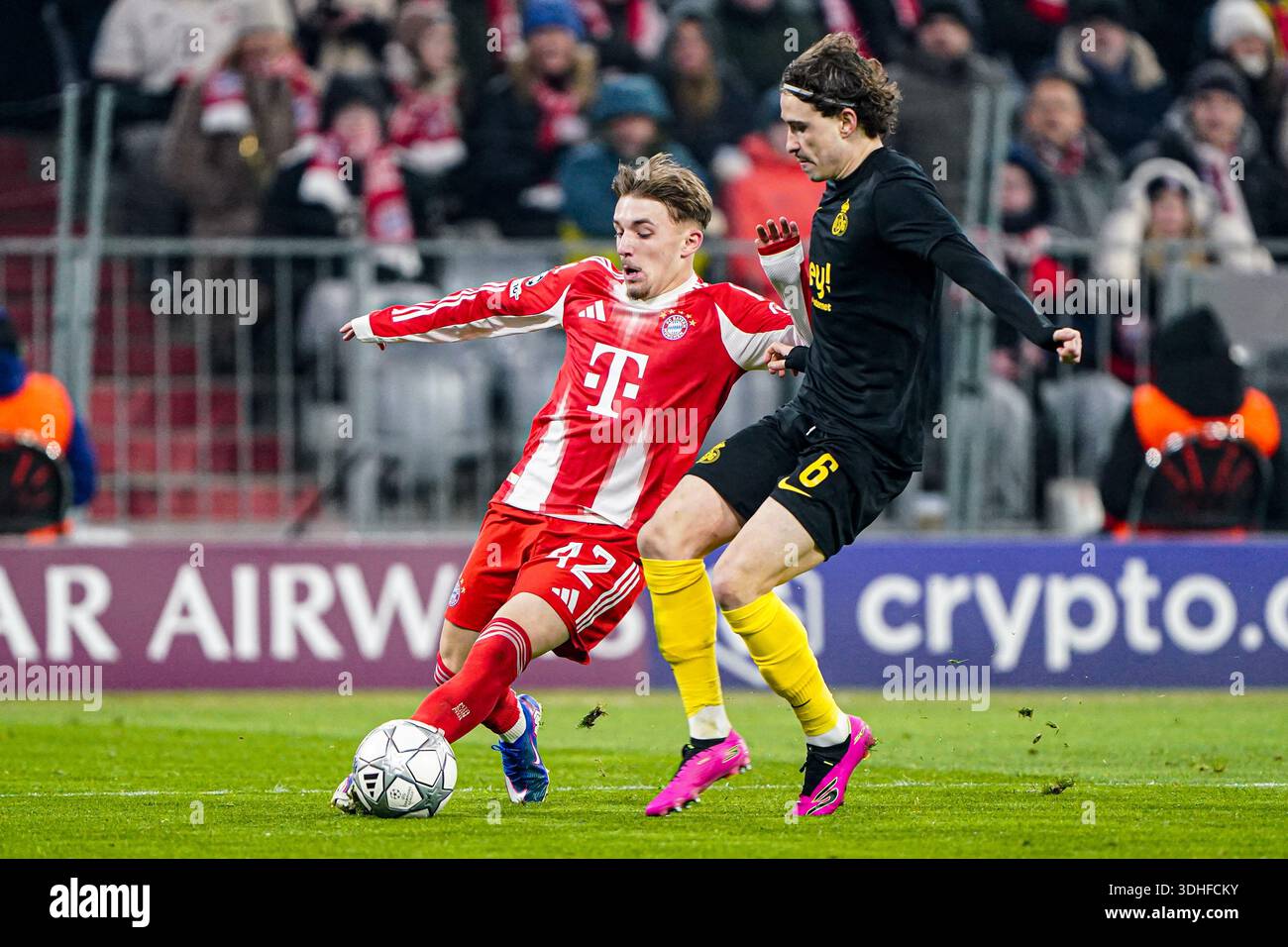 Munich, Germany. 21st Jan, 2026. MUNICH, GERMANY - JANUARY 21: Lennart Karl  of FC Bayern Munchen, Kamiel Van De Perre of R. Union Saint-Gilloise battle  for the ball during the UEFA Champions