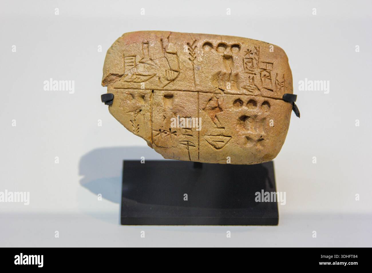 Pre-cuneiform writing clay tablet noting food rations. Archives of the Temple of the Sky God. Around 3300 BC. The Louvre Museum, Lens, France. - Stock Image