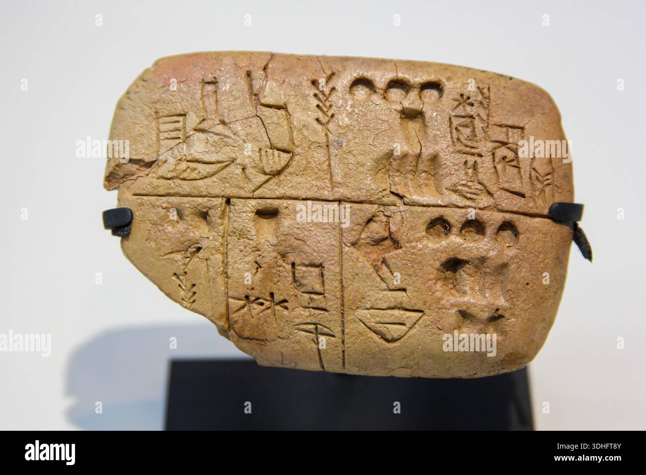 Pre-cuneiform writing clay tablet noting food rations. Archives of the Temple of the Sky God. Around 3300 BC. The Louvre Museum, Lens, France. - Stock Image