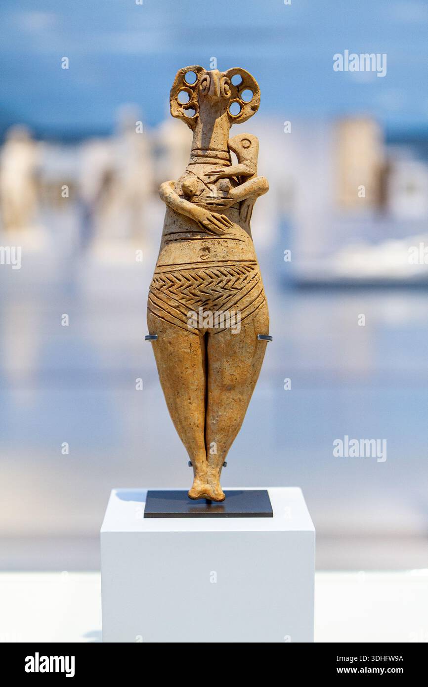Terracotta statue of a nude woman holding a child, possibly a fertility goddess. Circa 1400–1200 BC. From Tyre (Sour), in present-day Lebanon. - Stock Image