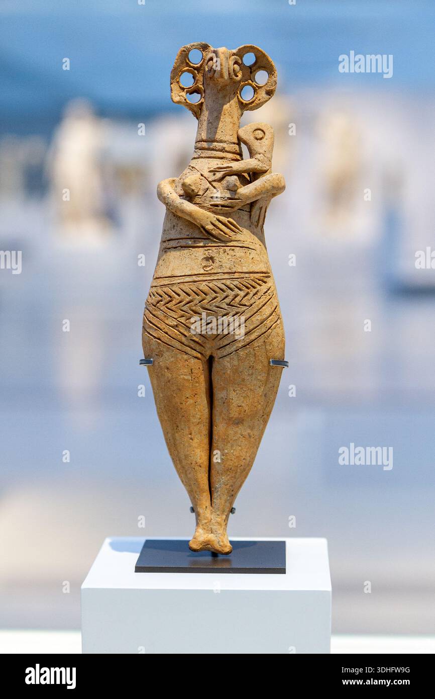 Terracotta statue of a nude woman holding a child, possibly a fertility goddess. Circa 1400–1200 BC. From Tyre (Sour), in present-day Lebanon. - Stock Image