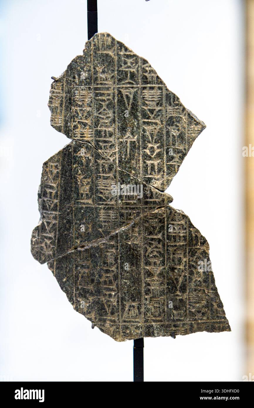 Akkadian cuneiform hi-res stock photography and images - Alamy