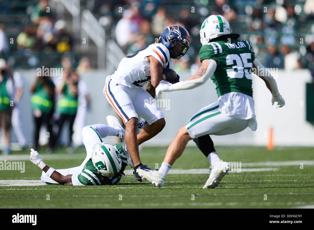 UTSA running back Will Henderson III (23) looks to avoid the tackle ...