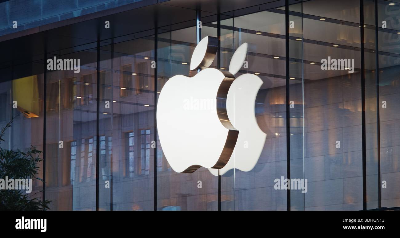 Illuminated logo apple electronic hi-res stock photography and images ...