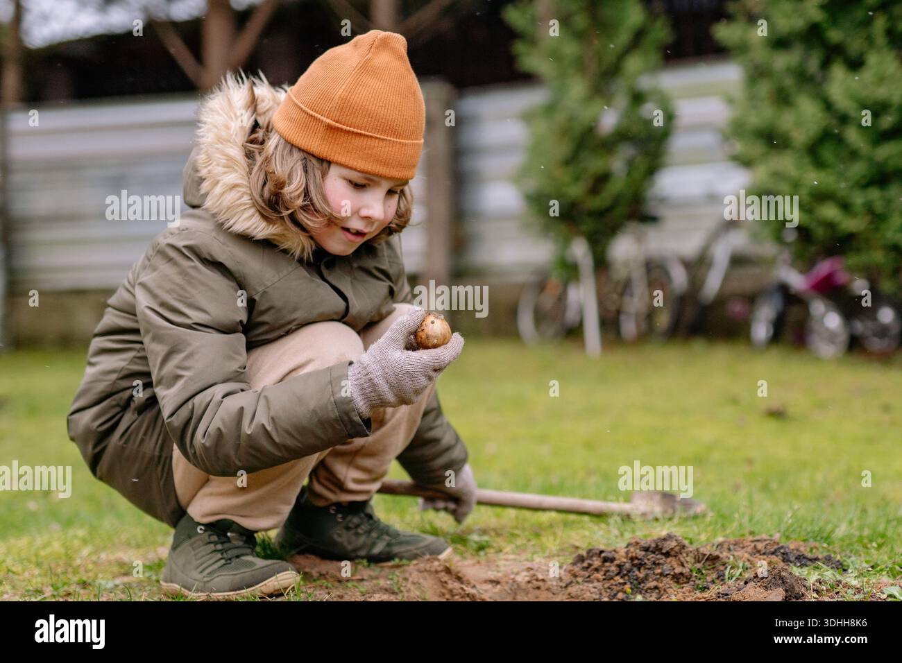 Child digging dirt hi-res stock photography and images - Alamy