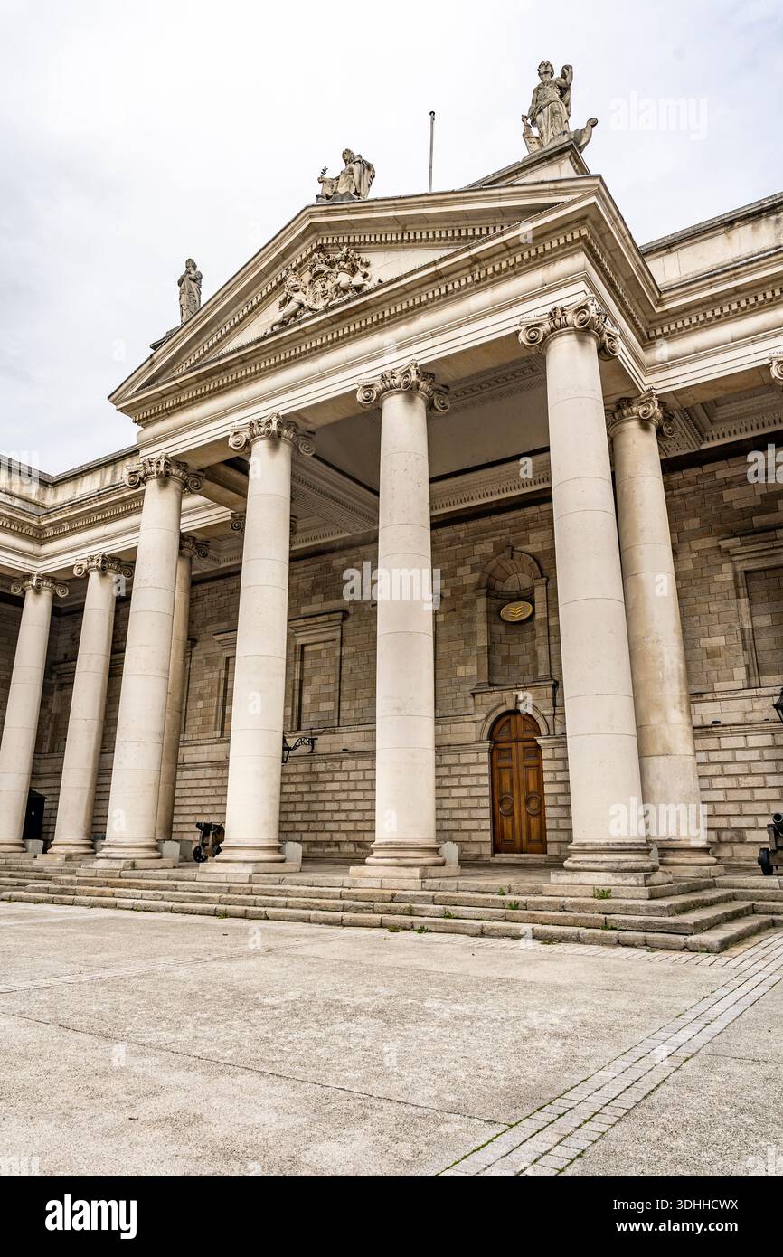 Neoclassical colonnade facade palace hi-res stock photography and ...
