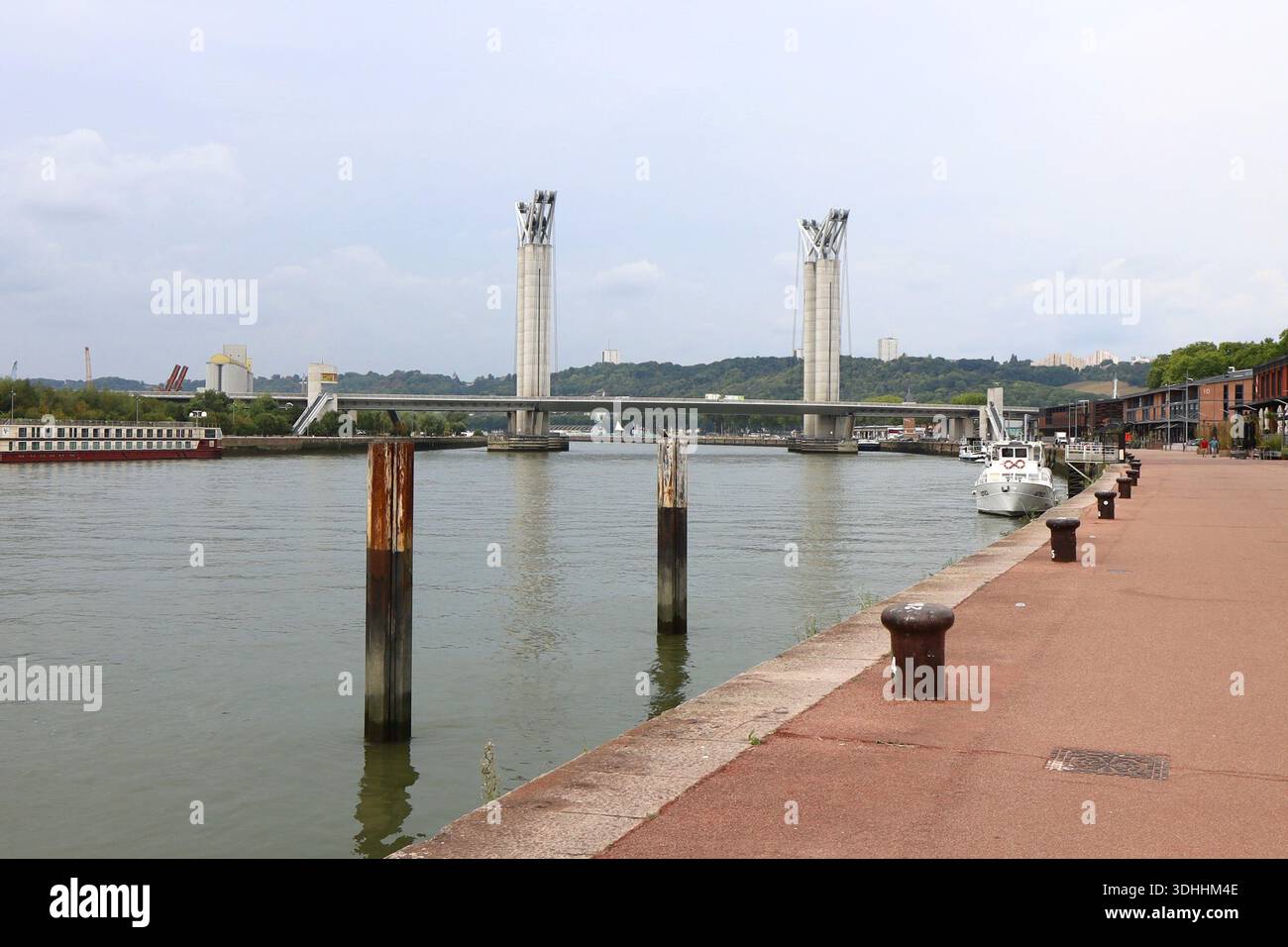Le pont Gustave Flaubert, pont levant routier audessus du fleuve la — free download