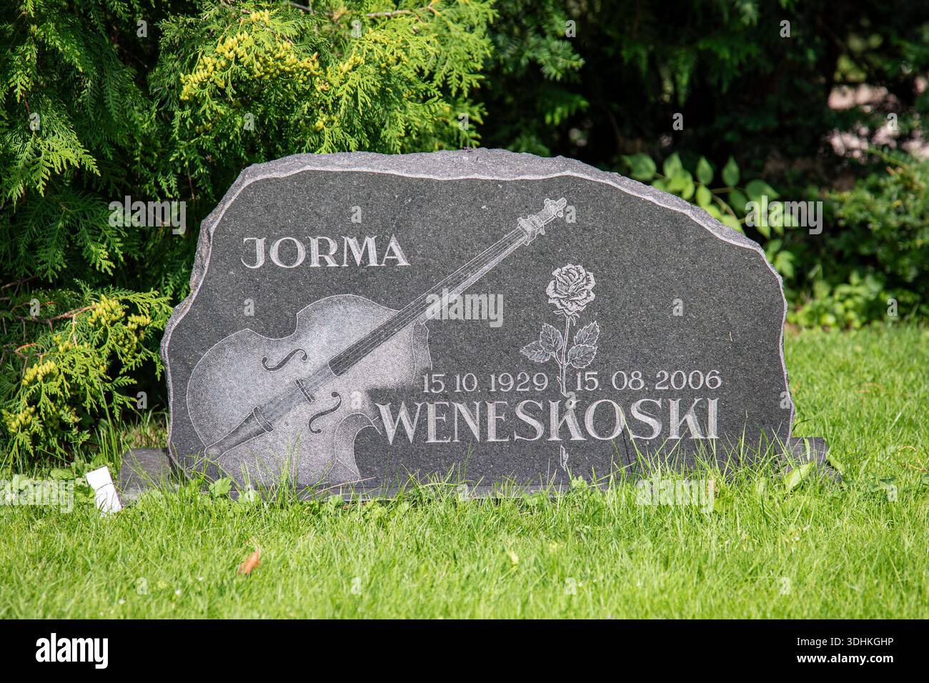 gravestone-on-the-grave-of-jazz-musician-and-music-promoter-jorma
