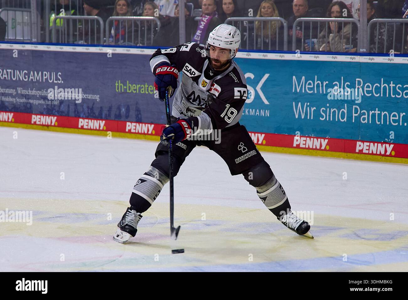 Mannheim, Deutschland. 22nd Jan, 2026. Luke Esposito (Adler Mannheim