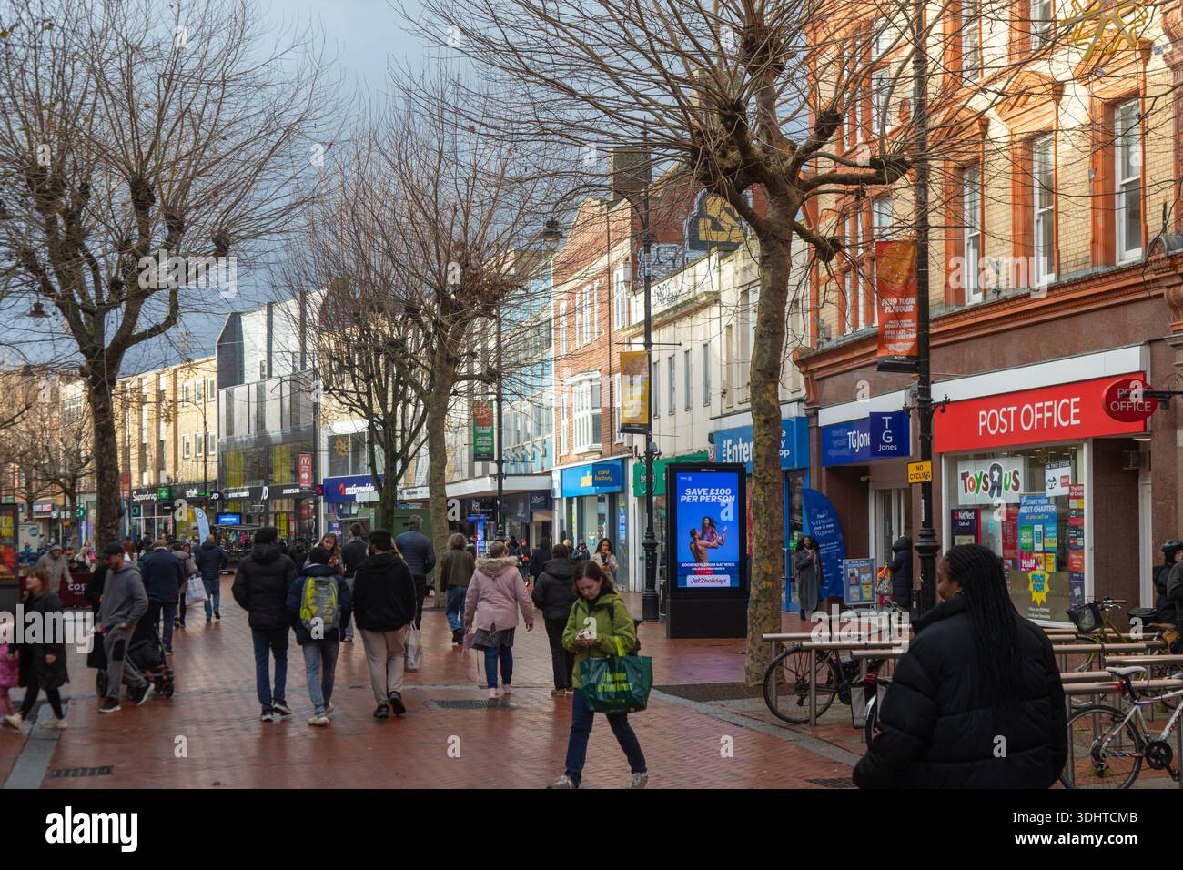 Shoppers in pedestrianised Broad Street on winter day, town centre of  Reading, Berkshire, England, UK Stock Photo