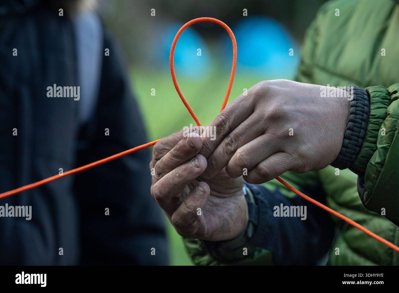 Survival course, survival techniques, tying a tension knot, rope knot ...
