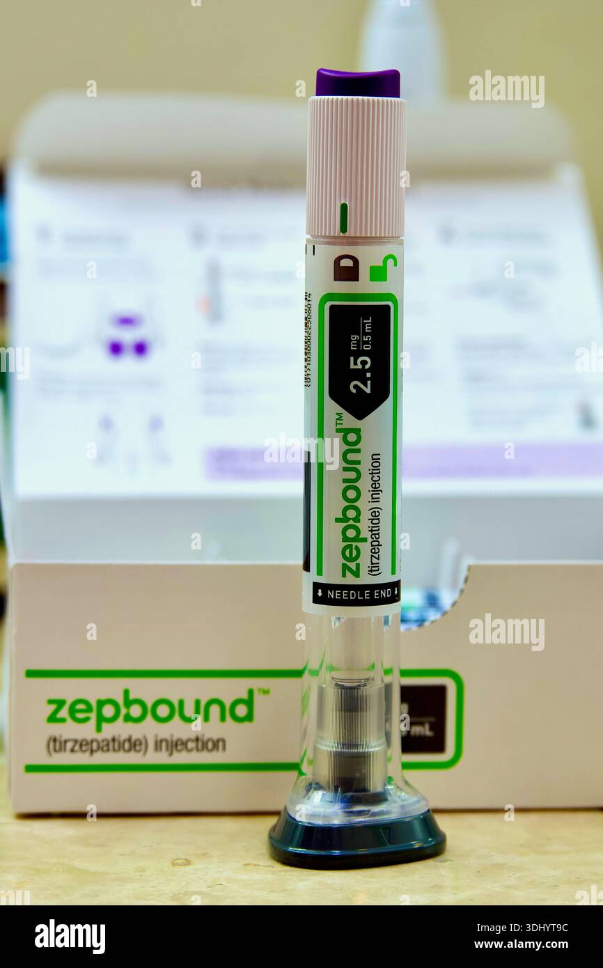 tirzepatide va Fairfax, Virginia, USA - January 23, 2026: Box of four new Zepbound ( tirzepatide) prescription medicine auto-injectors for weight management  Stock Photo