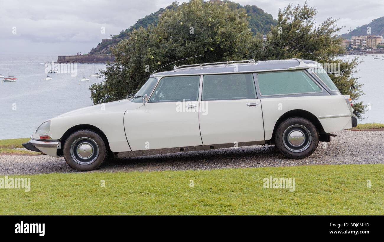 Citroën DS Break 1963 bleu. toit gris SAI-rétro87 SAI-3103 : Maurienne