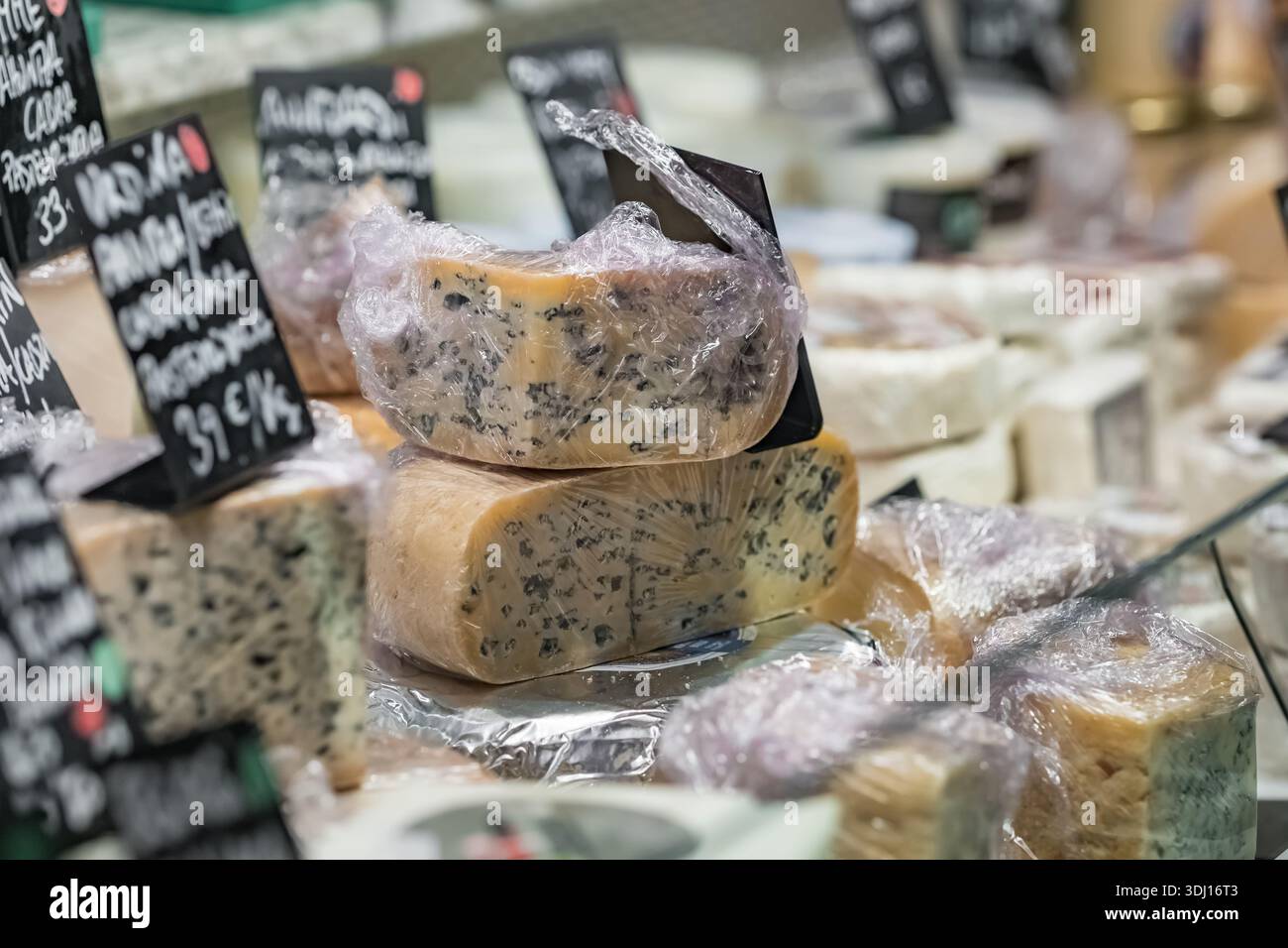 Local Cheese Stall at San Sebastian Farmers Market Basque Country Stock ...