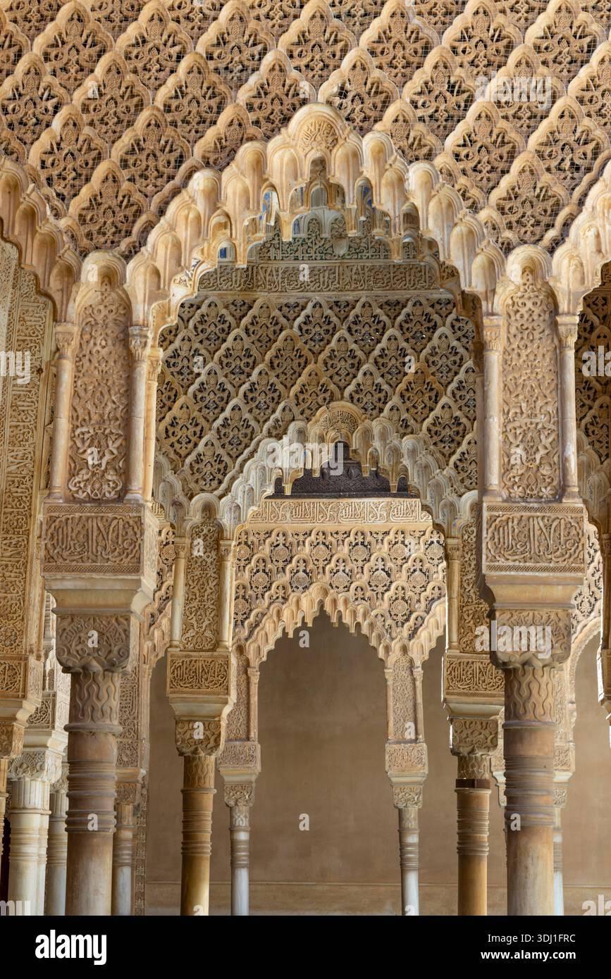 intricate-arabesque-carvings-and-arches-defining-historic-alhambra
