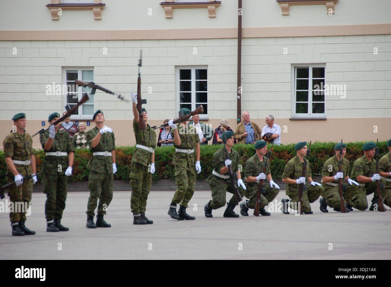 People in military uniforms hi-res stock photography and images - Alamy