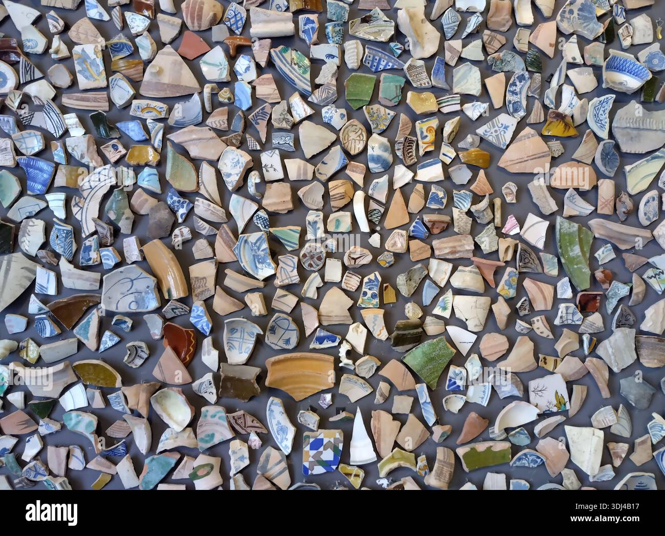 Broken pottery mosaic hi-res stock photography and images - Alamy