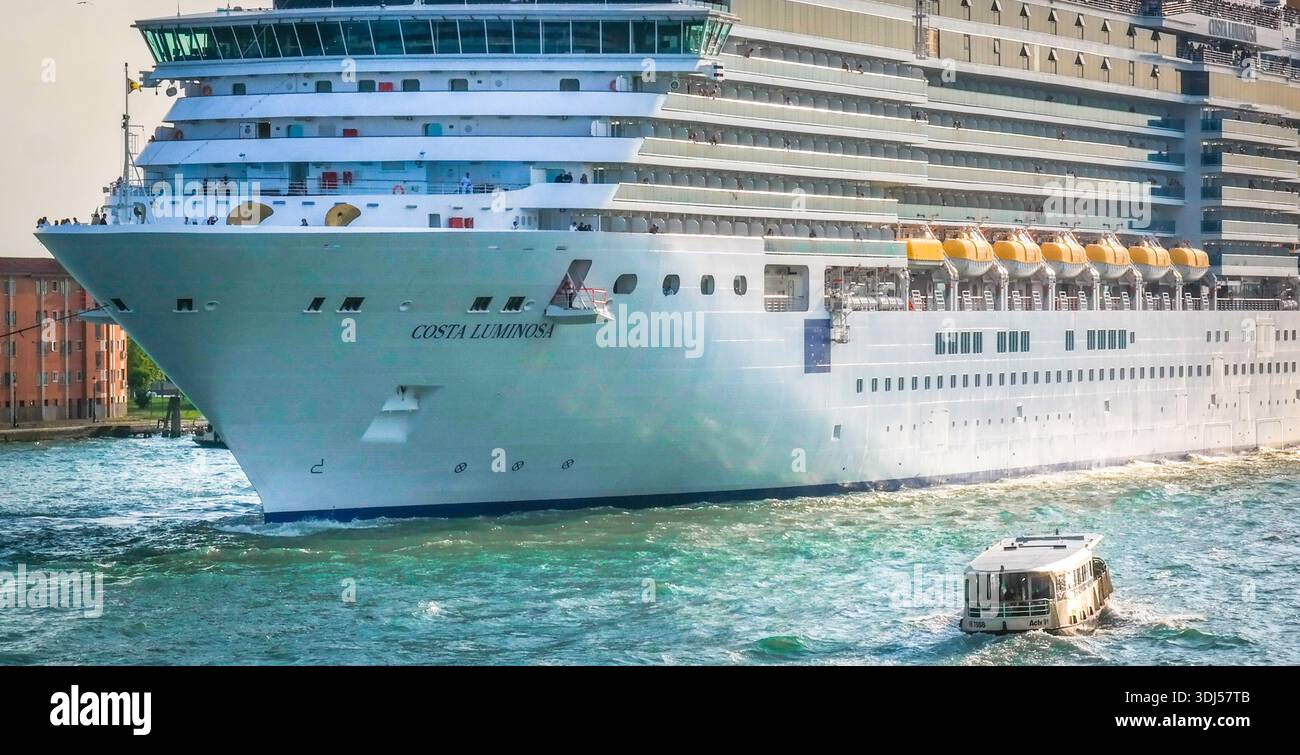 Massive cruise ship small hi-res stock photography and images - Alamy