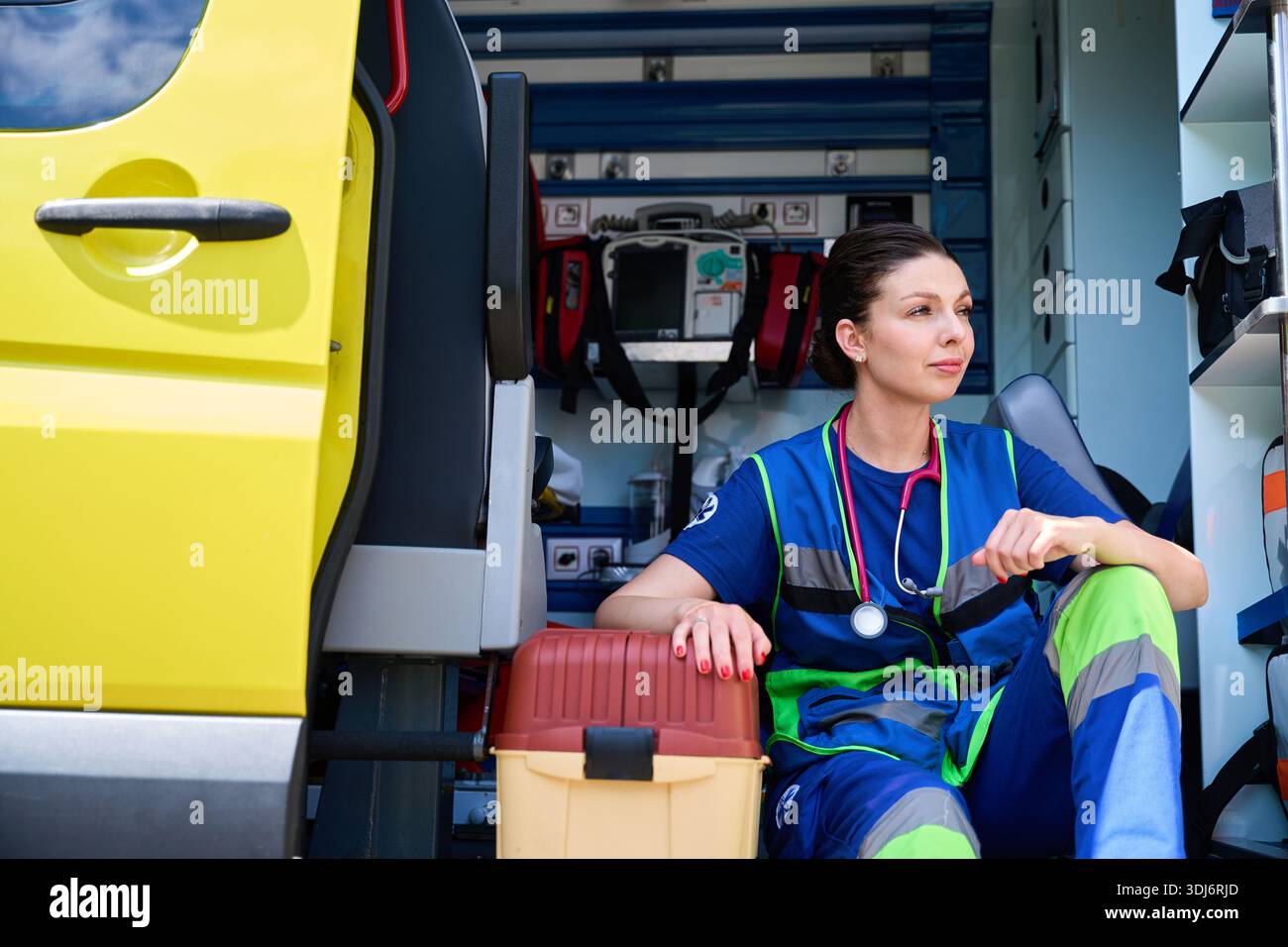 Female paramedic ready emergency hi-res stock photography and images ...
