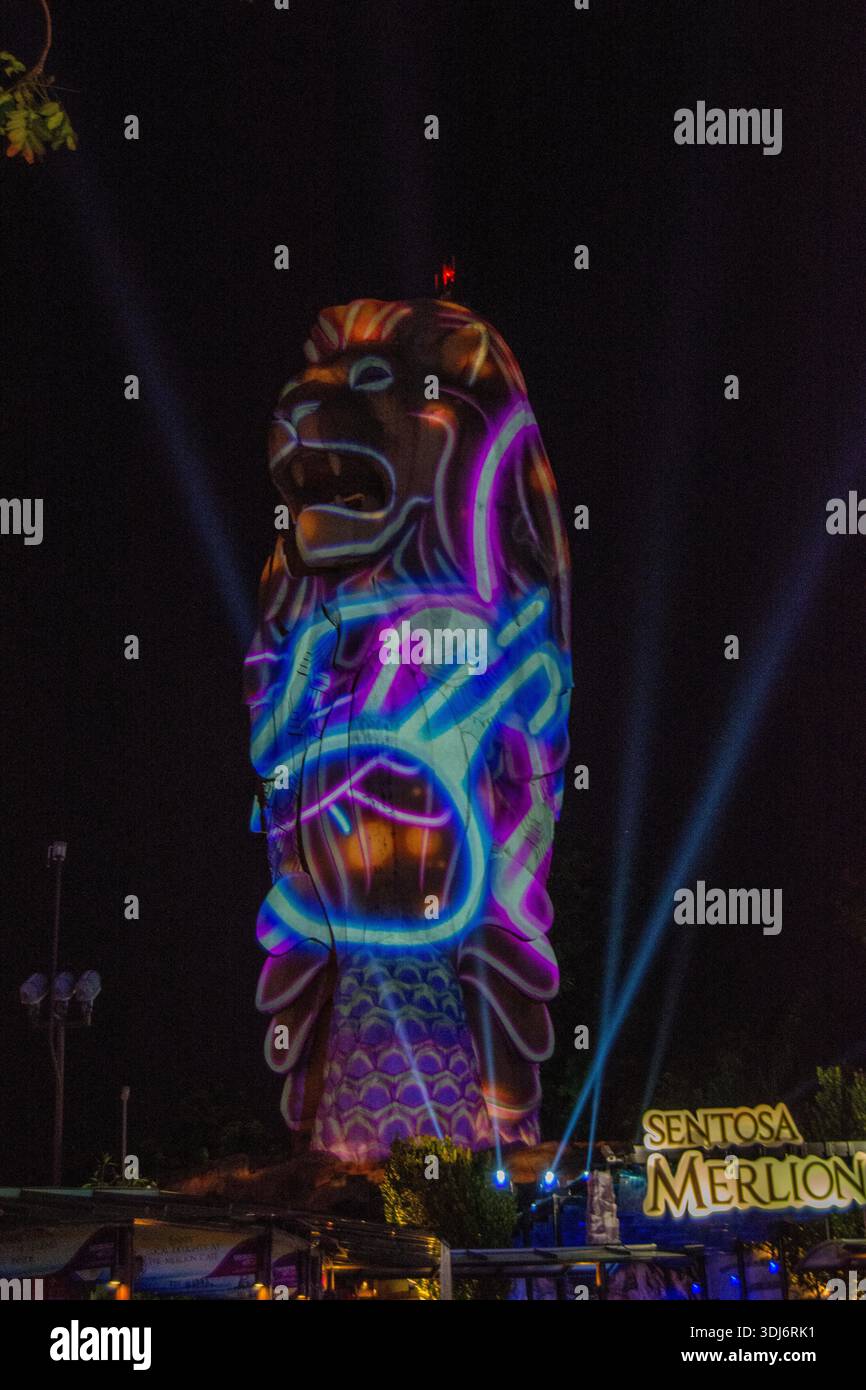 Large illuminated lion statue hi-res stock photography and images - Alamy