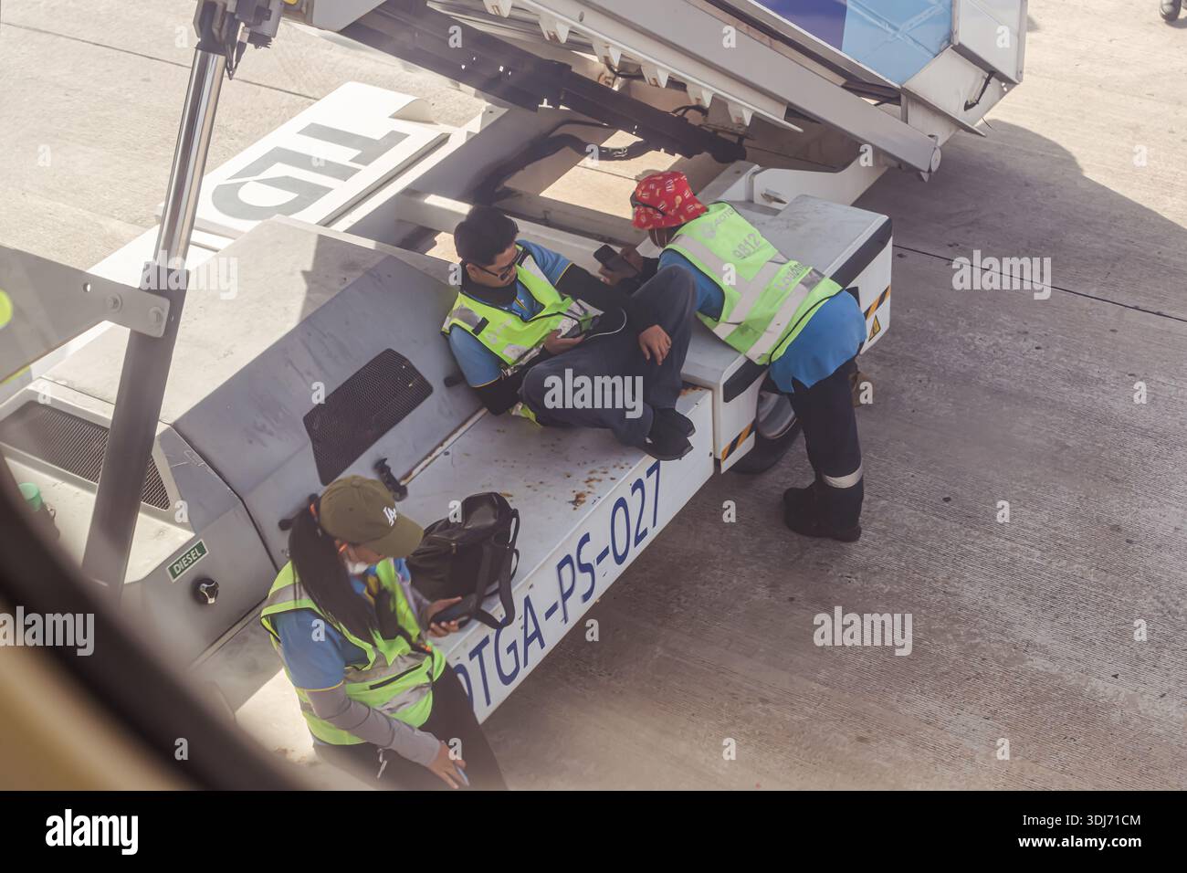 Ramp workers hi-res stock photography and images - Alamy
