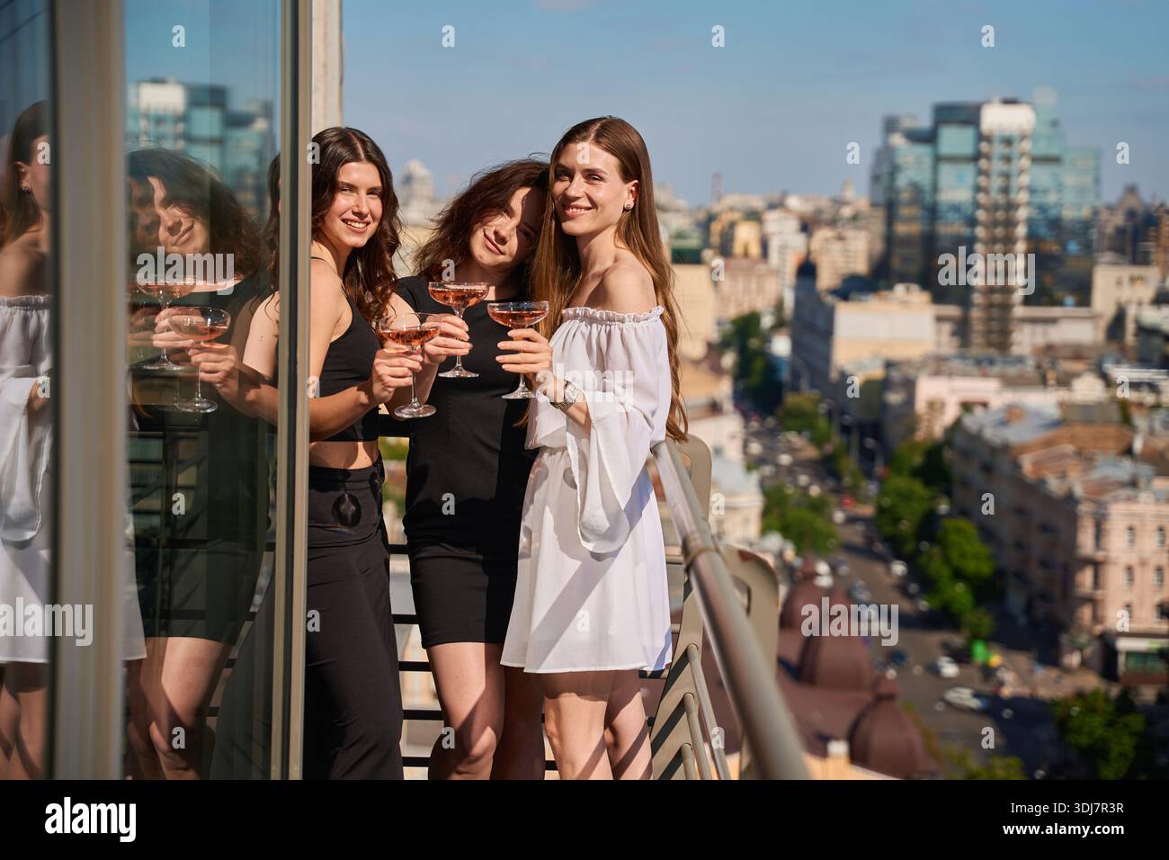Rooftop party bar hi-res stock photography and images - Alamy