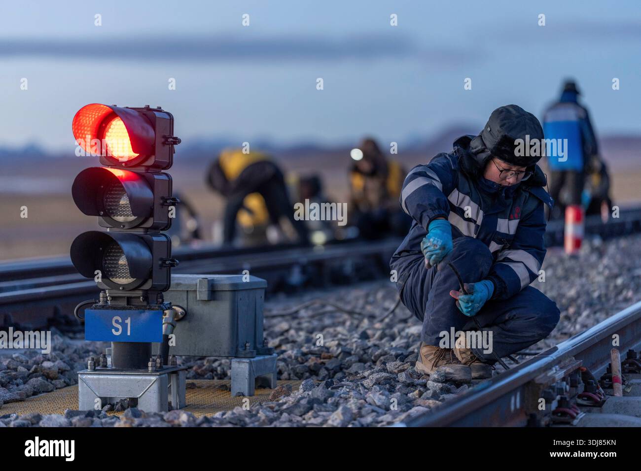 (260125) -- NAGQU, Jan. 25, 2026 (Xinhua) -- A worker tidies up the ...