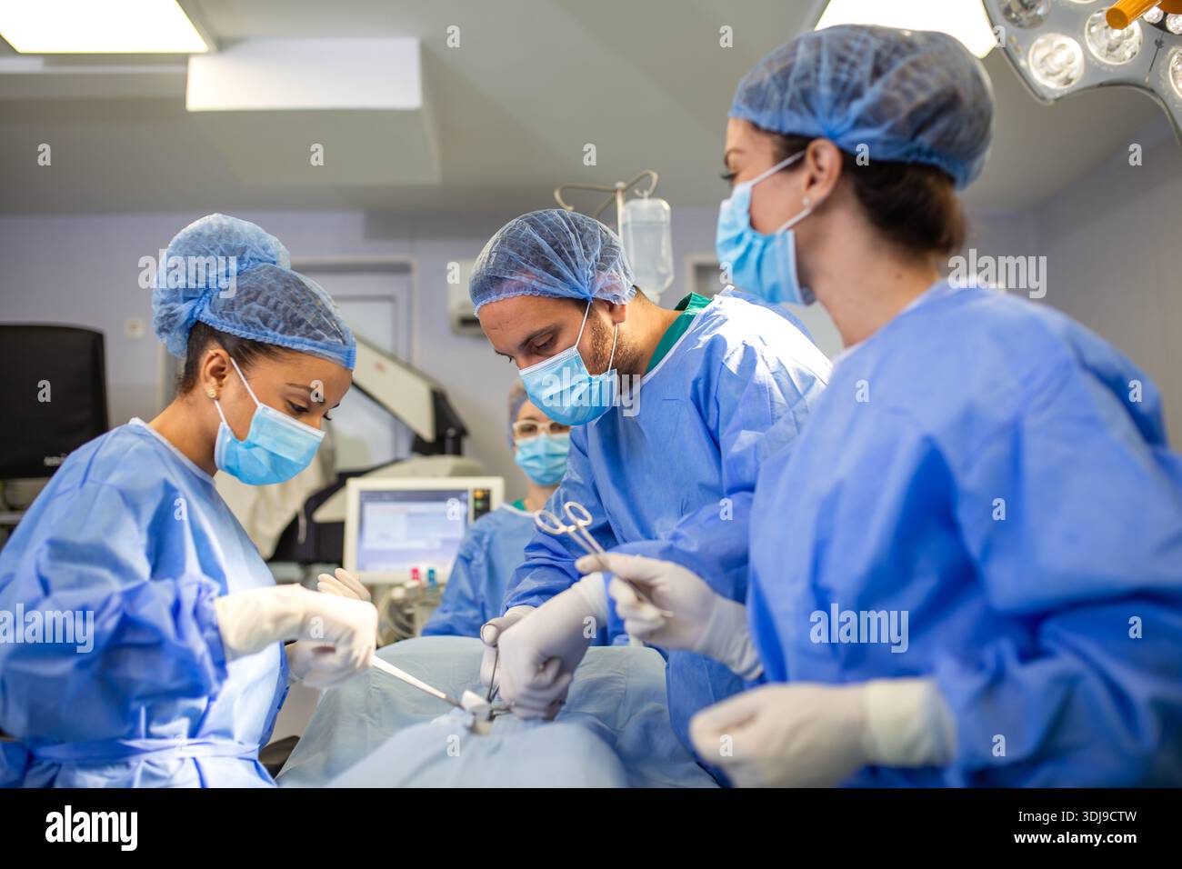 Surgeons Operating Process Team doctors performing laparoscopic hi-res stock photography and ...