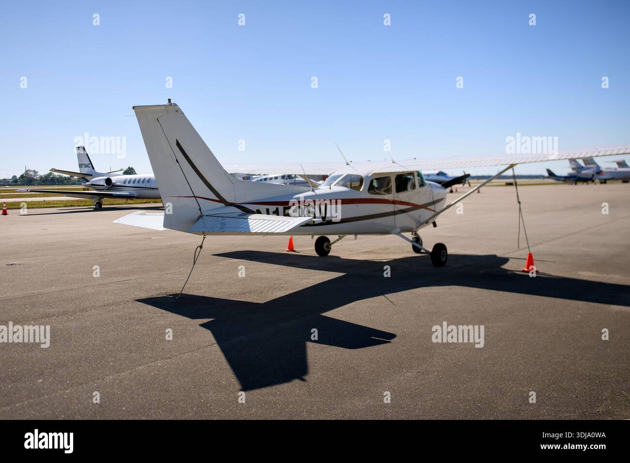 Small aircraft runway parked hi-res stock photography and images - Alamy