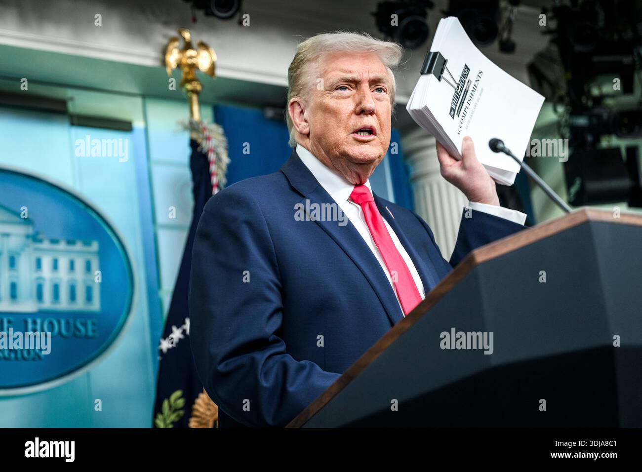 Official portrait of donald trump hi-res stock photography and images - Alamy