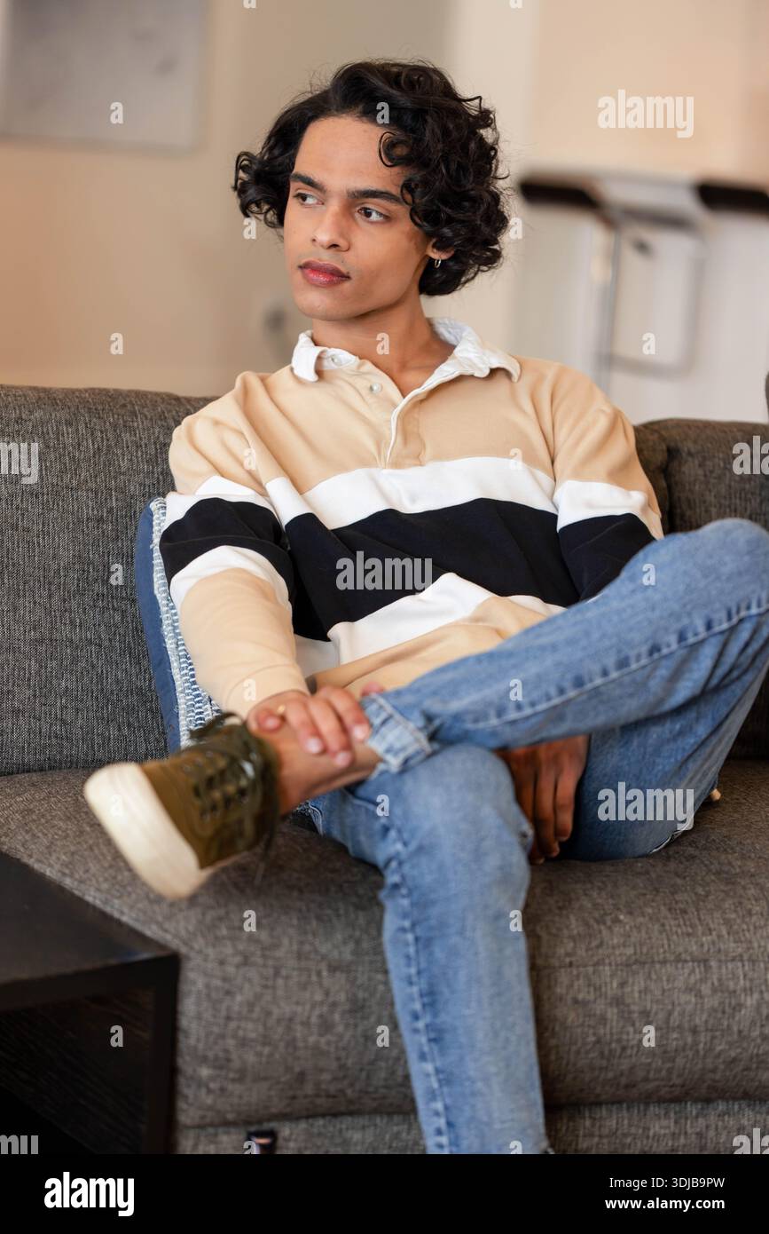 Crossed legs wearing blue jeans hi-res stock photography and images - Alamy