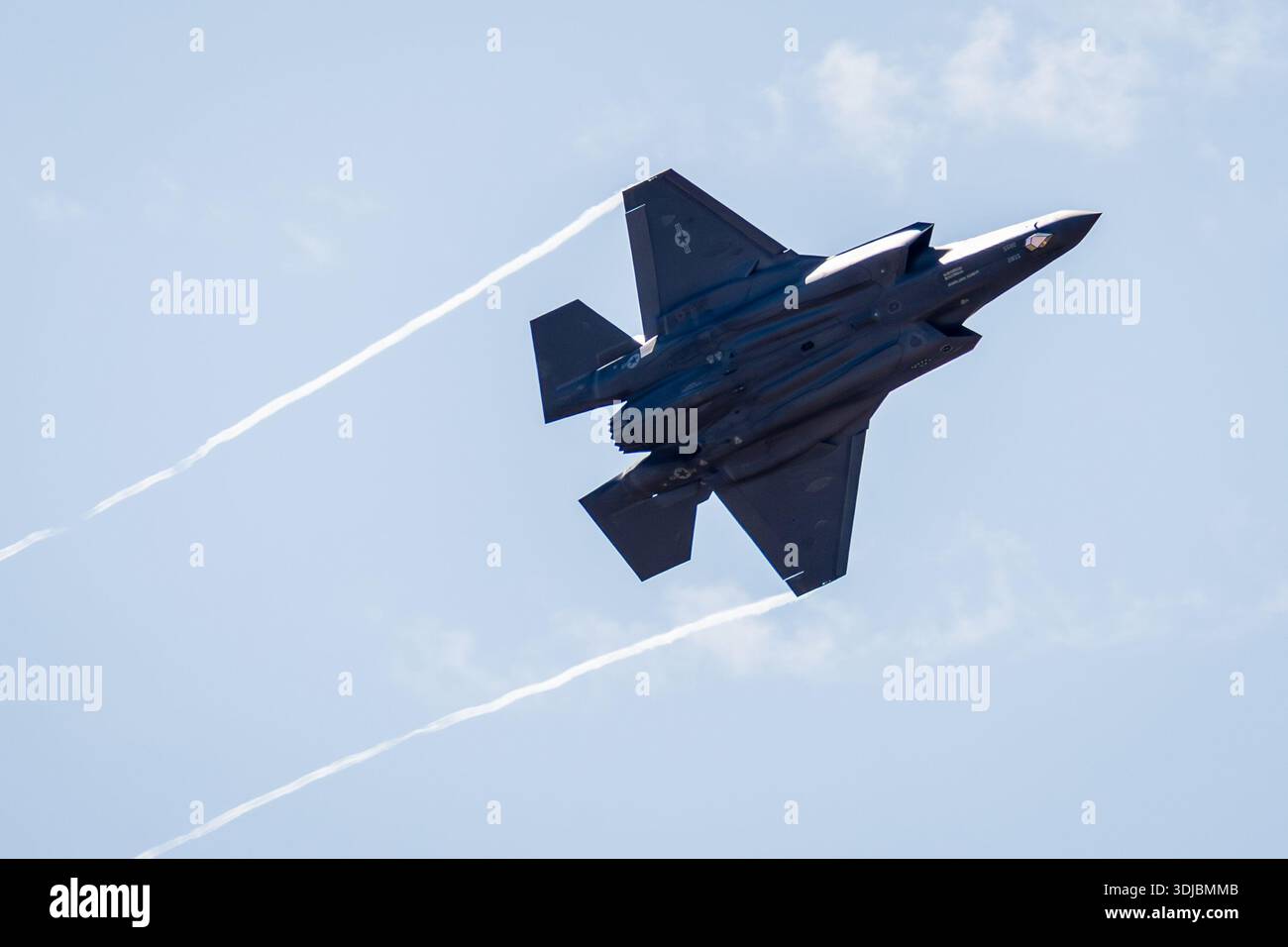 View from below of a U.S. Air Force F-35 Lightning II stealth strike ...