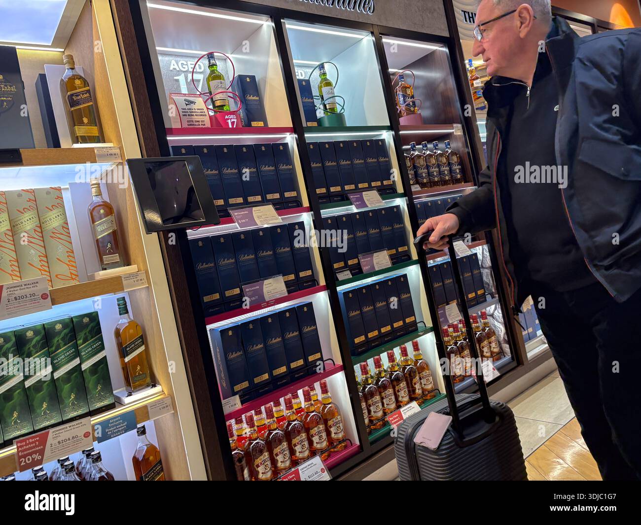 Free shop at the airport hi-res stock photography and images - Page 23