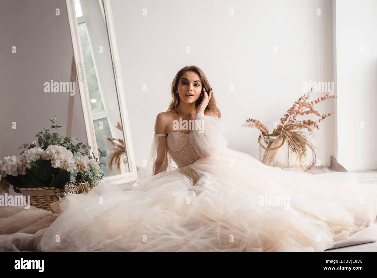 Cream colored dress hi-res stock photography and images - Alamy