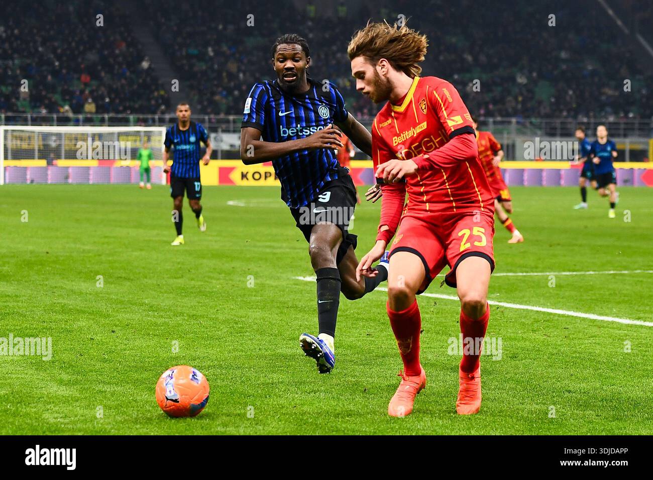 Azione di gioco in uno stadio italiano, simboleggiante le scommesse sportive live nell'app Betitaly