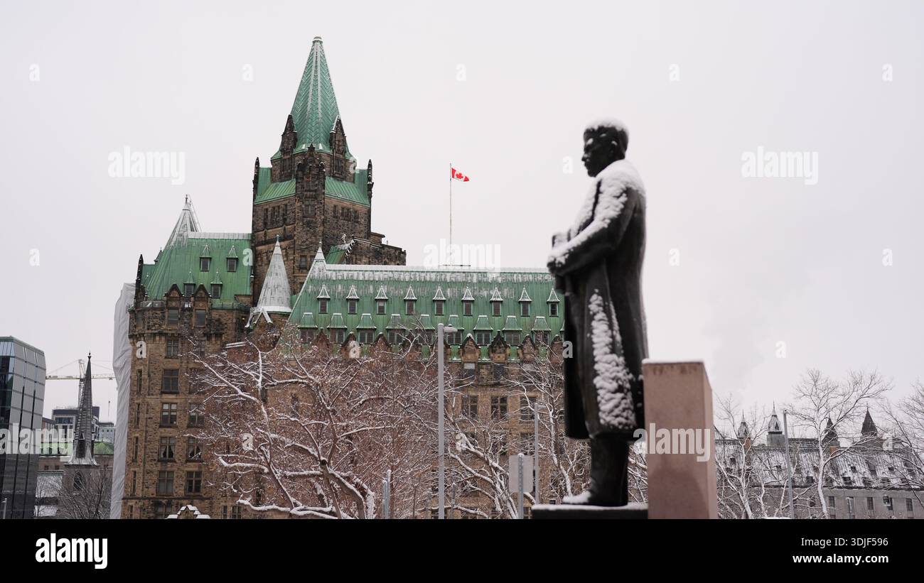 La statue enneigée de l'ancien premier ministre conservateur Robert ...