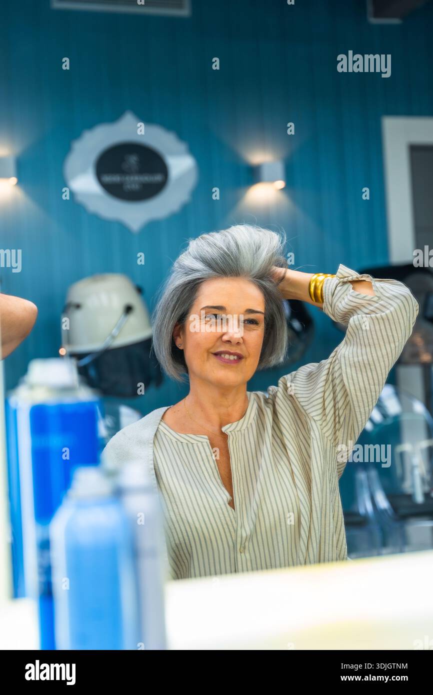 Mature woman in salon hi-res stock photography and images - Alamy