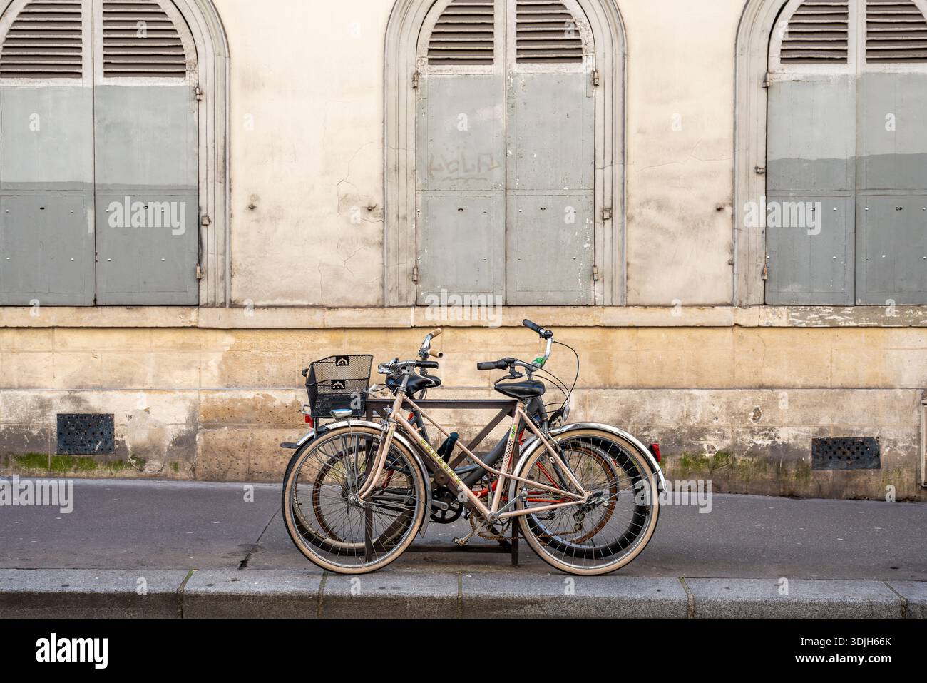 Paris dirty street hi-res stock photography and images - Alamy