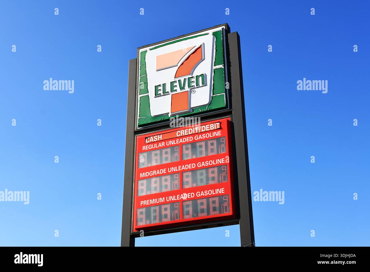 7 eleven gas signage hi-res stock photography and images - Alamy