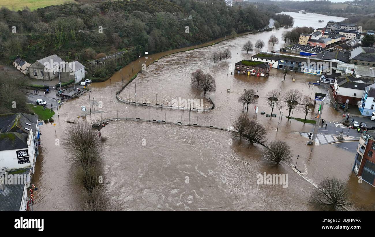 The River Slaney bursts its banks in Enniscorthy, Co Wexford. Hundreds ...