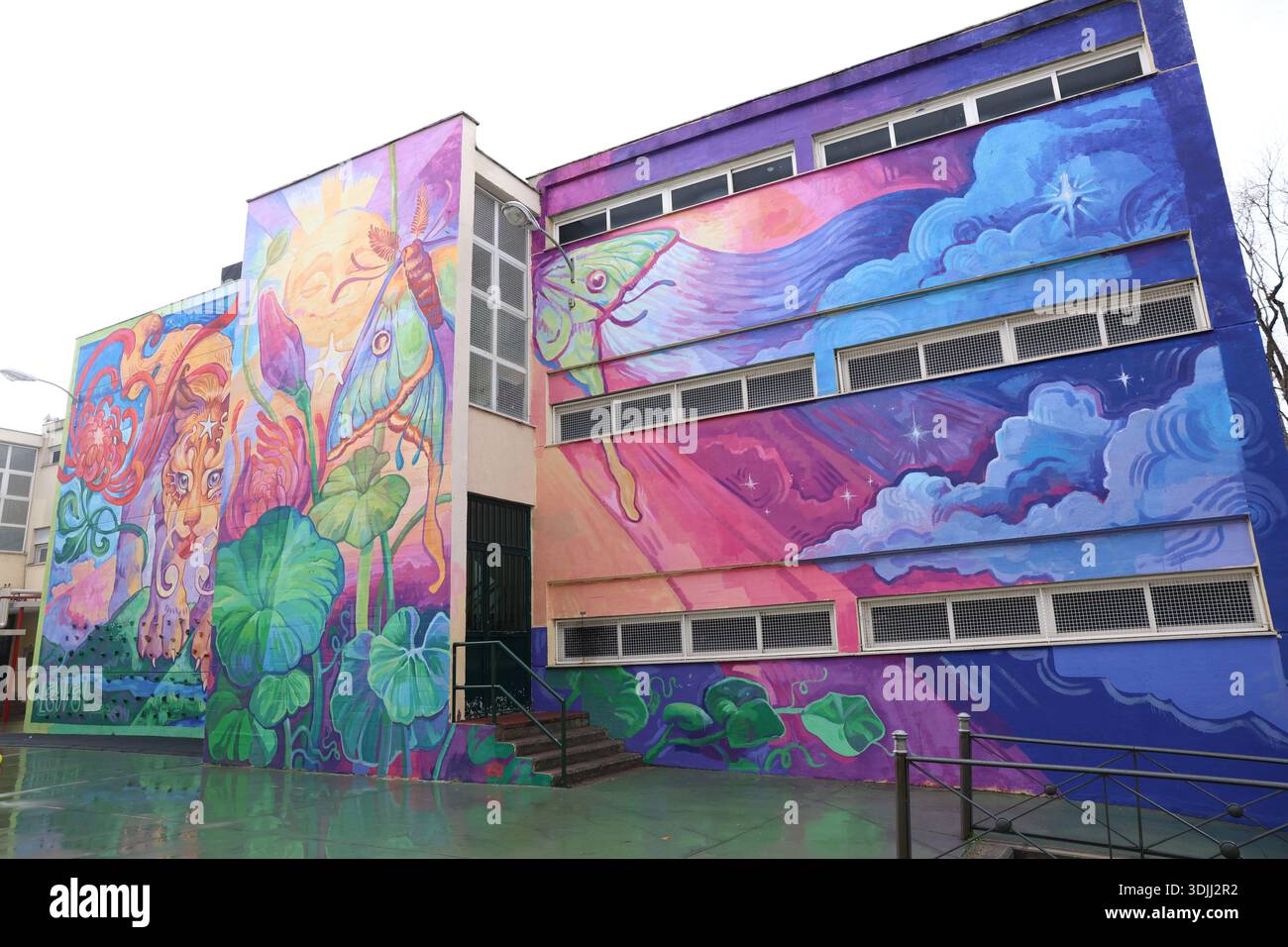 View of the 3D mural 'Chase your star', located at CEIP Regimiento ...