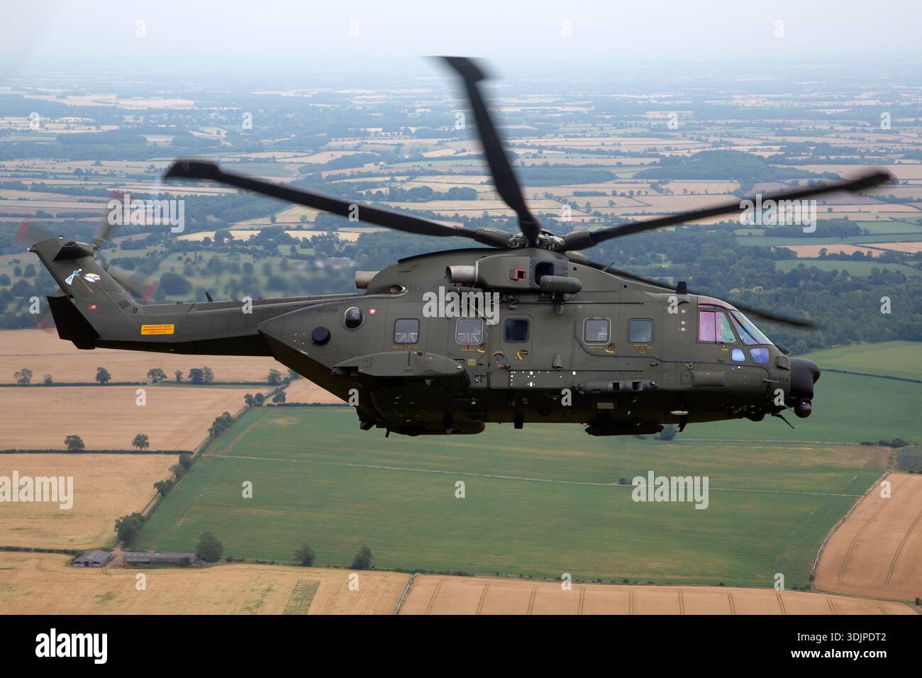 Three engine turboshaft aircraft hi-res stock photography and images ...