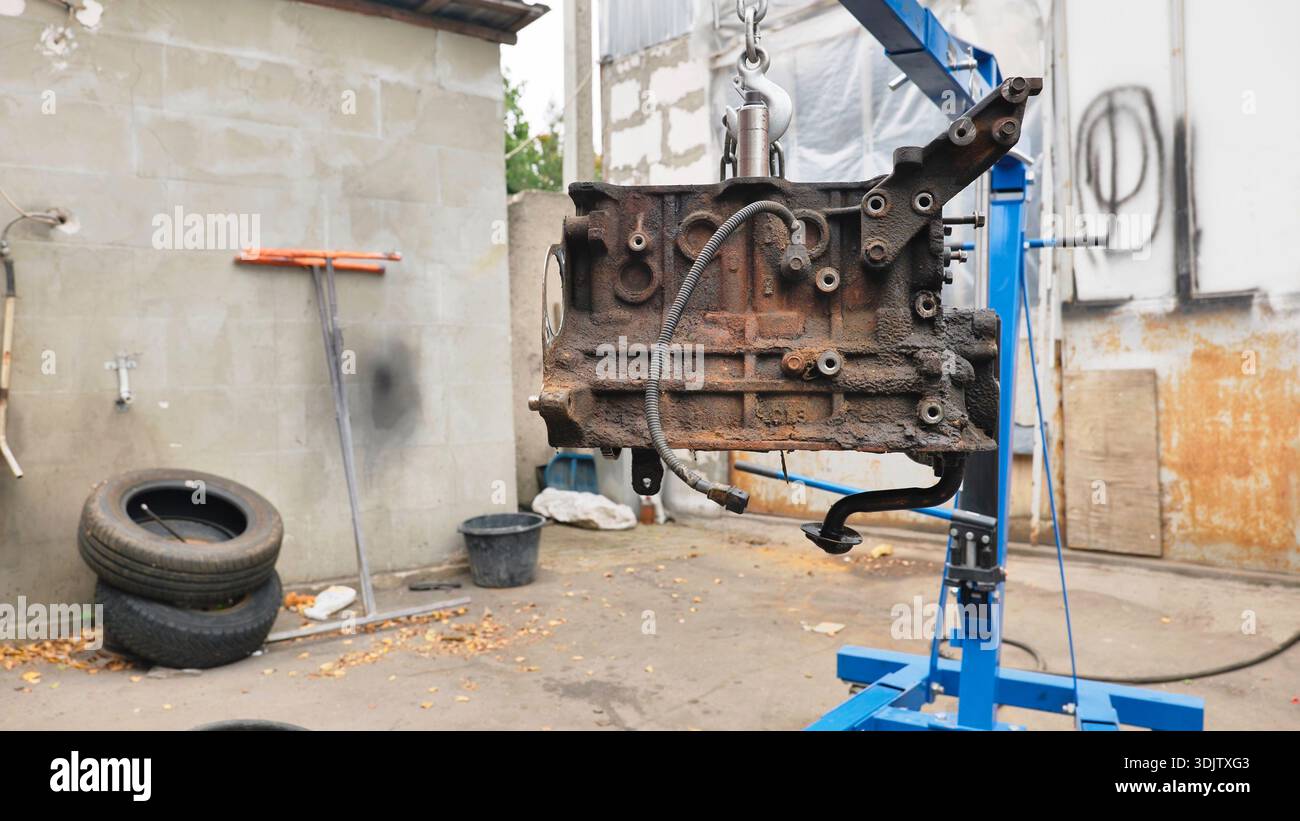 Auto hoist hi-res stock photography and images - Alamy