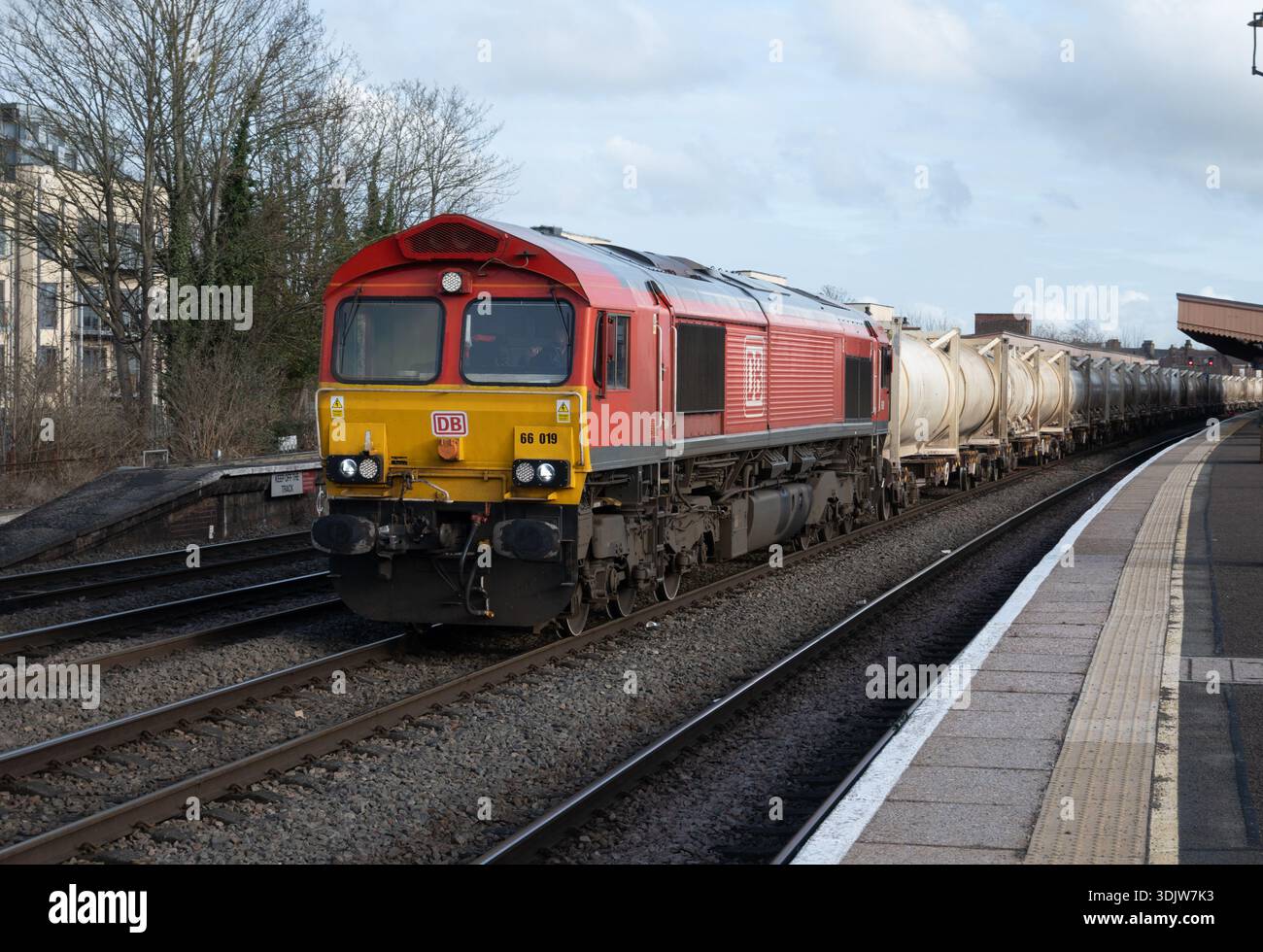 DB class 66 diesel locomotive No. 66019 pulling InterBulk tanks at ...