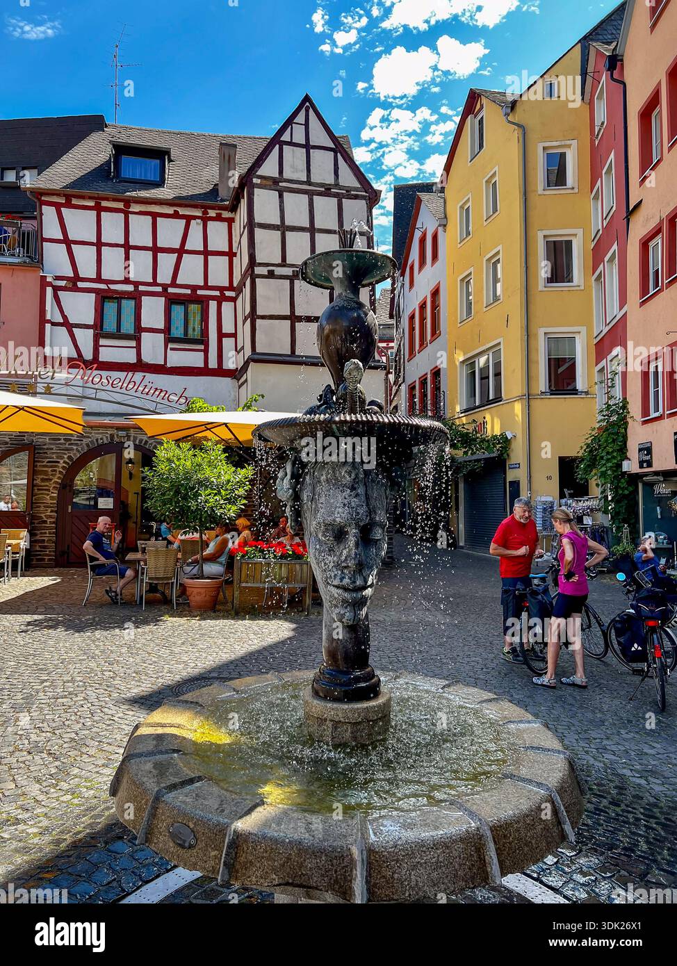 Bernkastel-Kues Marktplatz: Michaelsbrunnen mit Fachwerkhäusern und Café - Smartphone Captured Stock Image