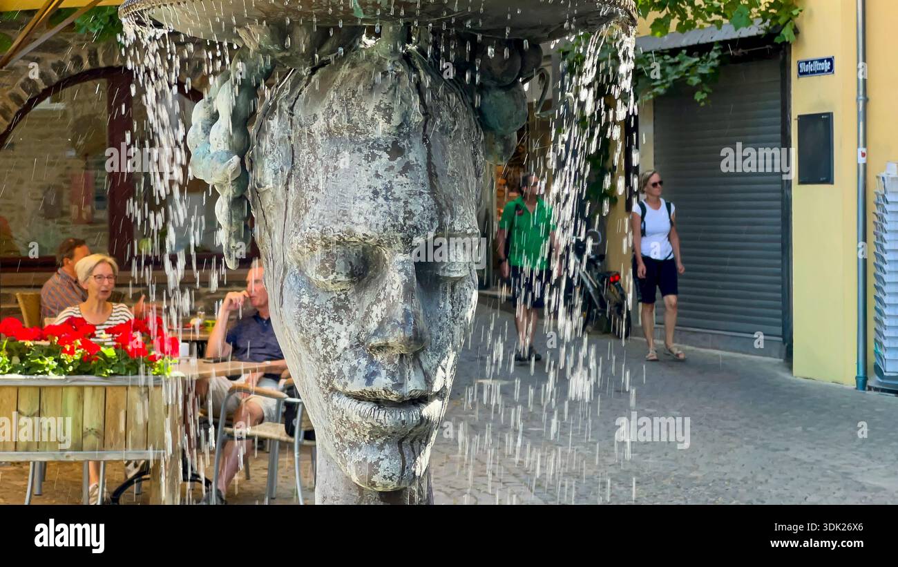 Bernkastel-Kues Marktplatz: Michaelsbrunnen mit Fachwerkhäusern und Café - Smartphone Captured Stock Image