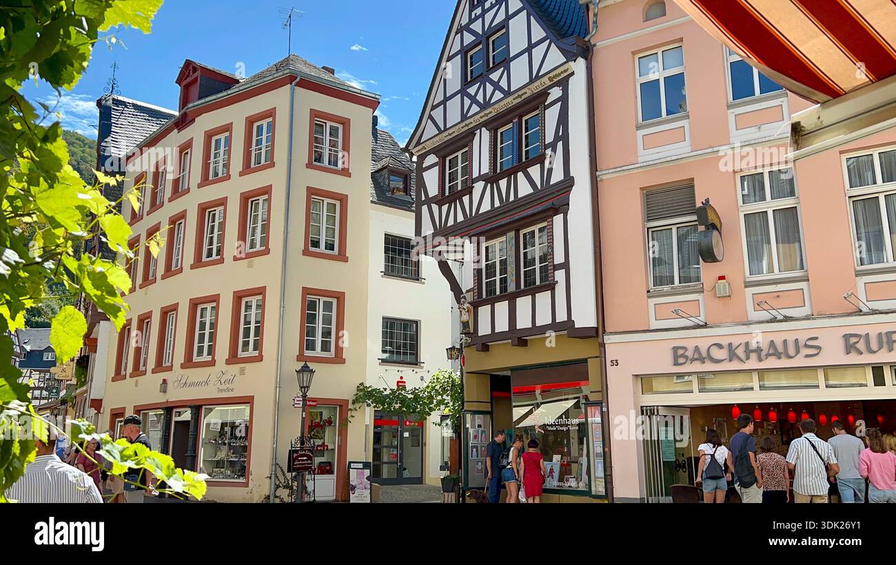 Bernkastel-Kues Bunte Fachwerkhäuser mit Blumen und Balkonen - Smartphone Captured Stock Image