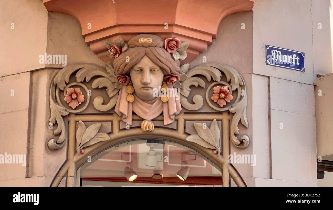 Fachwerkhaus‑Fassade: Jugendstil‑Frauengesicht‑Relief über Martstraße - Smartphone Captured Stock Image